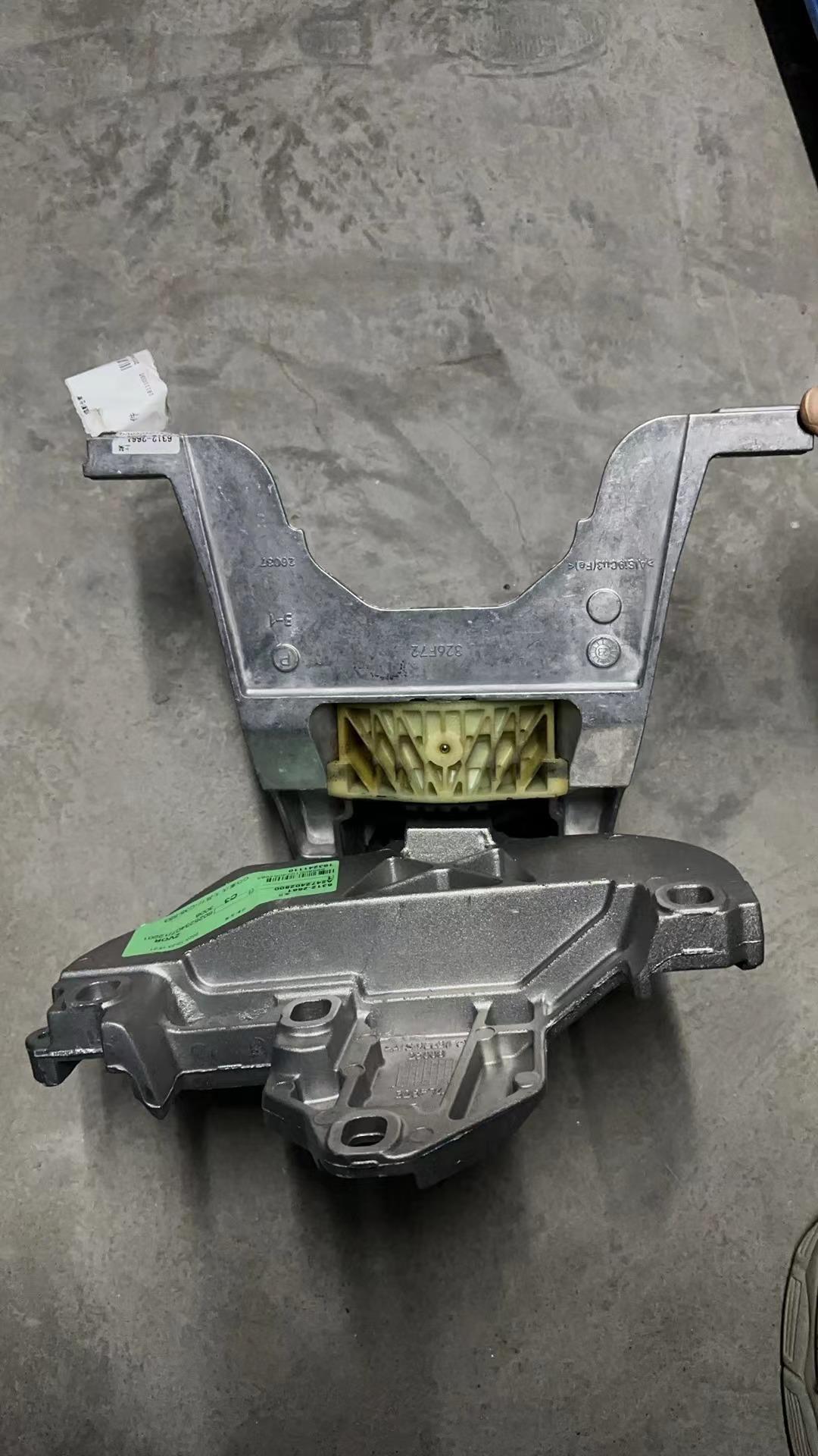 2472402800 + 1772400900 + 2472406000 Engine Motor Support Mount