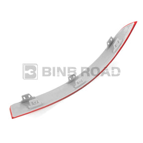 US 1668200374 + 1668200474 Rear Bumper Reflector